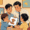 Enfant souriant avec son orthophoniste en découvrant une carte illustrée dans un cadre lumineux et rassurant