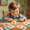 Petit garçon souriant en jouant avec des cartes d’animaux pour apprendre des mots